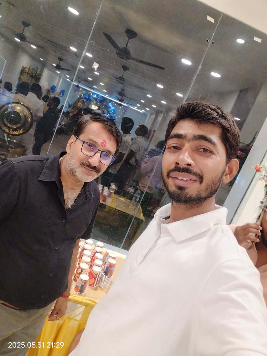 Respected Senior Sir

घाट का एक खामोश पत्थर हूँ मैं ,
  मैंने नदी के हजार नख़रे देखे हैं