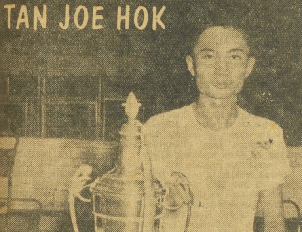 ainurohman's tweet photo. Berita Duka bagi Olahraga Indonesia

Tan Joe Hok meninggal dunia siang ini di RS Medistra, Jakarta pada usia 88 tahun. 

Tan Joe Hok adalah pioner penting dalam sejarah bulu tangkis Indonesia.

*Anggota tim Indonesia yg tampil sangat mengejutkan, mengalahkan dominasi hattrick Malaya utk memenangkan gelar Thomas Cup perdana bagi Indonesia pada 1958.
  
*Orang Indonesia pertama yg meraih gelar All England (1959).

*Tunggal putra Indonesia pertama yg meraih emas Asian Games (1962).     

*Tan Joe Hok adalah orang pertama memperkenalkan power badminton kepada dunia. Memperkenalkan penggunaan tenaga, stamina, dan kecepatan dalam laga-laga intens. 

Tan Joe Hok adalah orang yg berani, teguh, dan punya prinsip yg tegas. Tidak takut untuk mengeluarkan pendapat secara blak-blakan jika itu sesuai dgn prinsip2nya.

Selamat jalan Oom Joe Hok. Selamanya, Indonesia berutang budi..

📸: Djarum Badminton