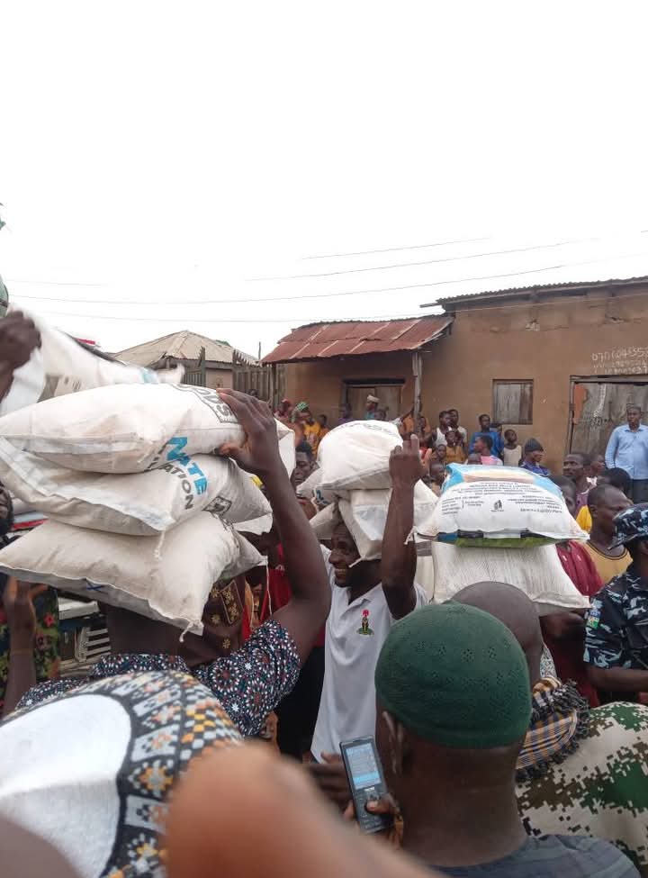 Farouk_Mokwa's tweet photo. Distribution of relief materials received by donors according to household size began yesterday evening.
So far, donations from NEMA, NSEMA, Kiara Rice, Niger Food and others are being distributed and victims register their appreciation whilst calling for a permanent solution https://t.co/vuLcv0JtHc