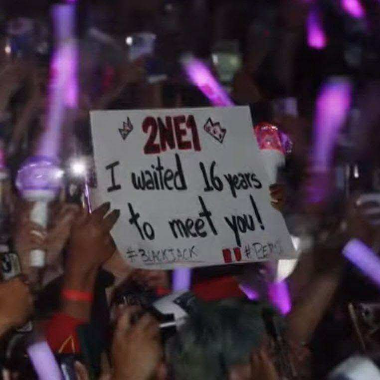 2NE1_Trending's tweet photo. I'm crying!!! 😭😭😭

#2NE1ATHITC 
Head in the Clouds with 2NE1 https://t.co/4wLa70xgBA