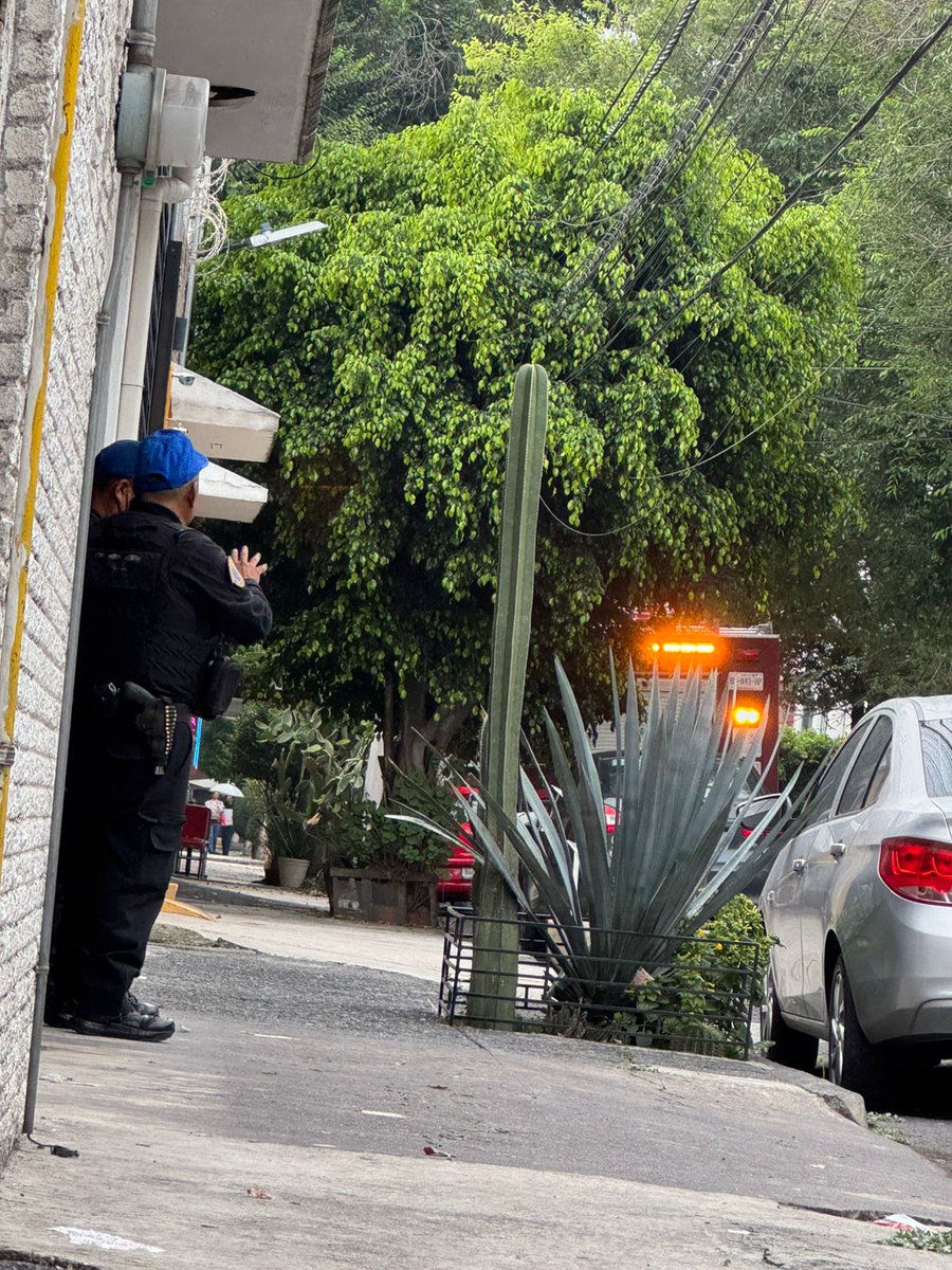 IroniaLD's tweet photo. Esta tarde servicios de #emergencia acudieron a la calle Texcoco en la colonia #Claveria.
Fue rescatada una persona que resultó #intoxicado con monóxido de carbono, por lo que fue trasladado a la clínica 48.
Alc. #Azcapotzalco #CDMX https://t.co/hvEiKcCZyy