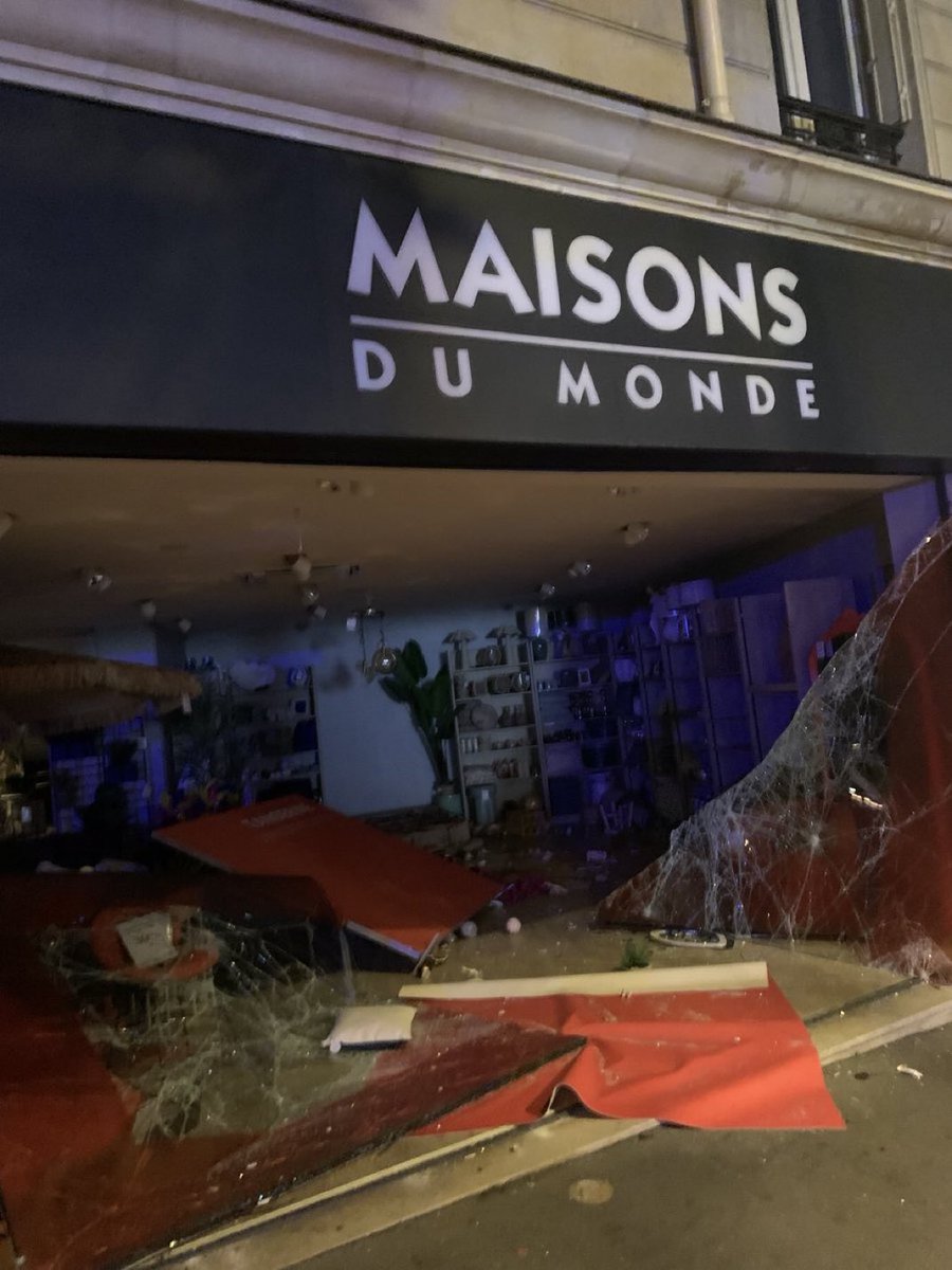 Les gars, quand on disait que vous aviez besoin d'un cadre c'était pas au sens propre..