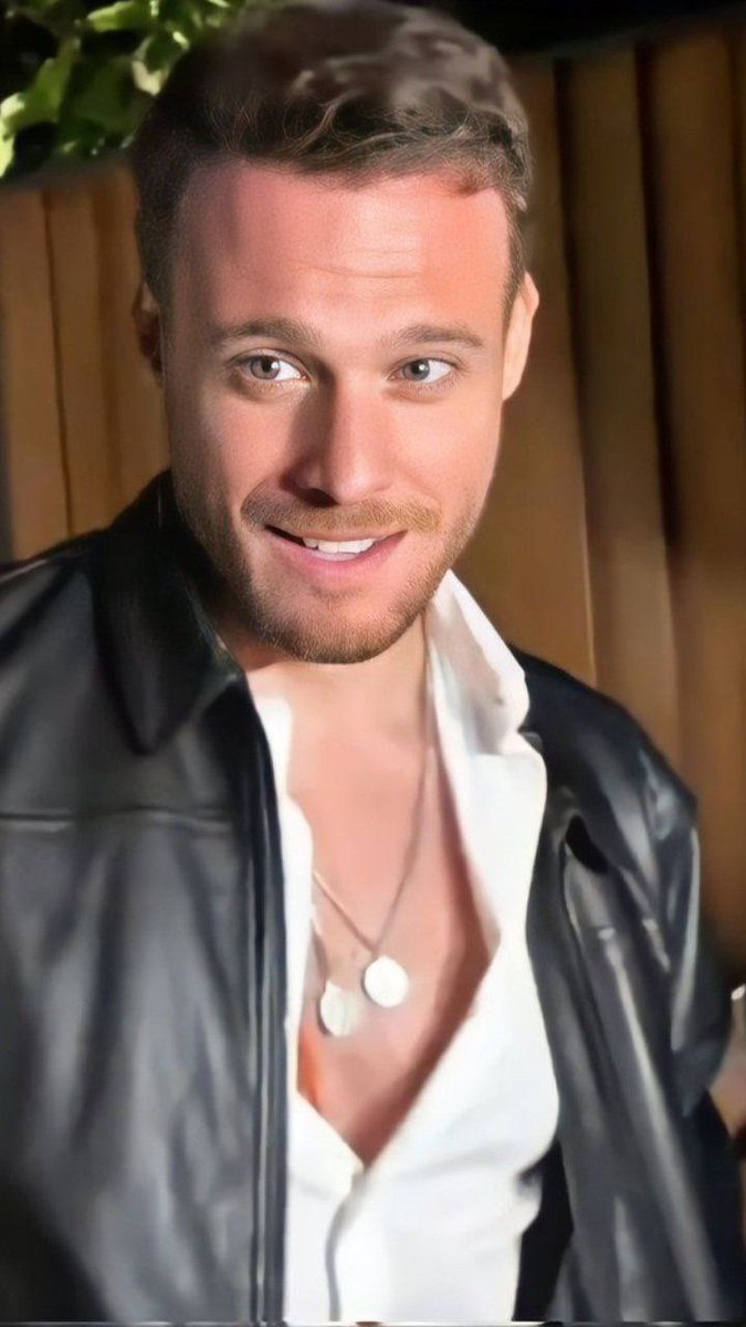 “Hay personas q parece q están hechas de todo lo q nos gusta”
#KeremBürsin 

Buenos días chicas y feliz semana!! 😘❤️