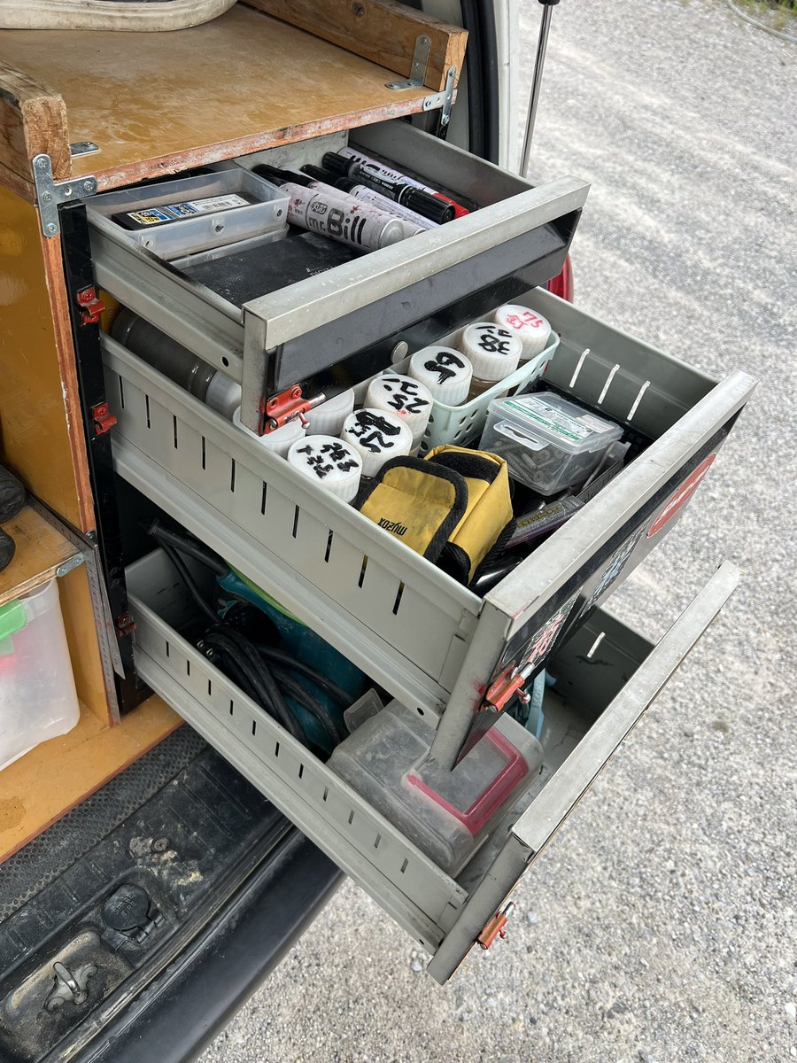 yozsrixon's tweet photo. 車の荷���全て仕事道具。
普段はまだ積んでいますが、他は現場におろしています。
釘やビスはワンカップの容器に種類別に入れて一工夫。全部自分で飲みました！！
ガソリンスタンドで後輪の空気圧をよく点検されます。
#つくみの風
#お題ガチャ
#わた��の仕事道具
#いいちこ25度
#ワンカップ https://t.co/IivlJ7iRXP