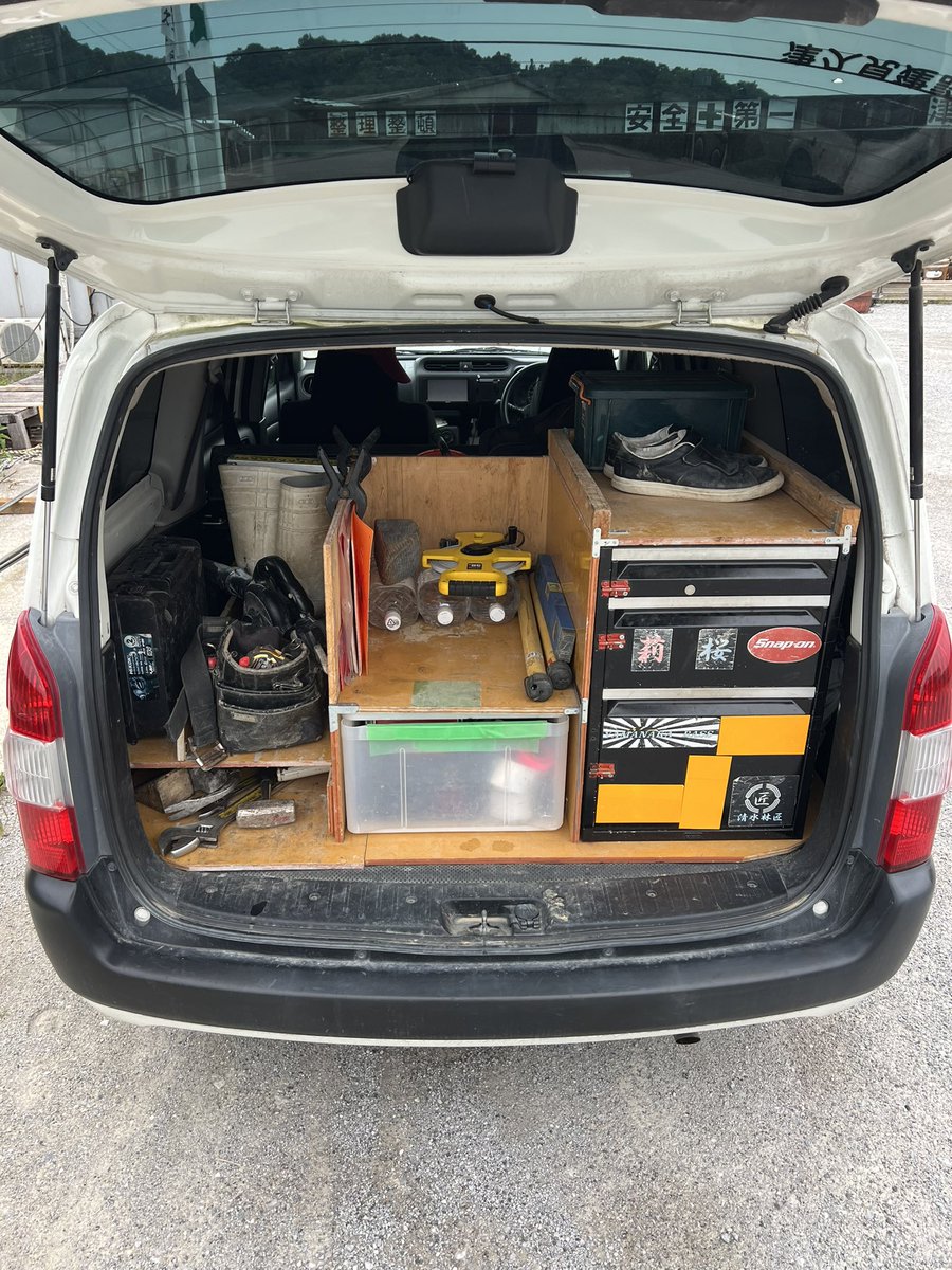 yozsrixon's tweet photo. 車の荷���全て仕事道具。
普段はまだ積んでいますが、他は現場におろしています。
釘やビスはワンカップの容器に種類別に入れて一工夫。全部自分で飲みました！！
ガソリンスタンドで後輪の空気圧をよく点検されます。
#つくみの風
#お題ガチャ
#わた��の仕事道具
#いいちこ25度
#ワンカップ https://t.co/IivlJ7iRXP
