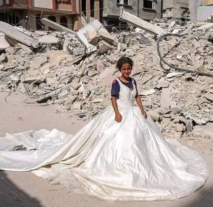 Shimaa_mohmoud1's tweet photo. I found it among the rubble and wore it..🖤! https://t.co/6XYIk2ZrFt