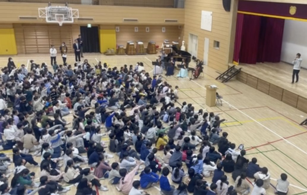 yusei_art's tweet photo. 都内小学校の150周年記念で
上演したライブ絵本３作品

500人の子どもたちの
盛り上がりでフェス状態^^

楽しかった…♪

#読み聞かせ絵本　#絵本　#子供イベント https://t.co/wlQDo7YmbV