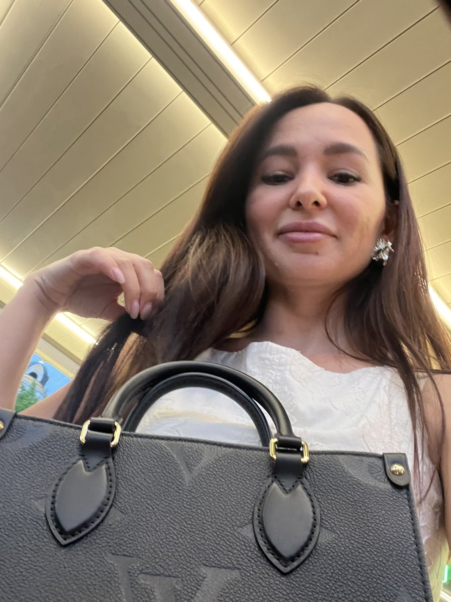 Попробовала эксперименты с бижутерией и выяснила, что мой организм не принимает ничего кроме золота и серебра
Ушкам пизда, страшно прикасаться🙈

А я красивая
У меня на коленках сумка за 300 к))
(Не моя…)