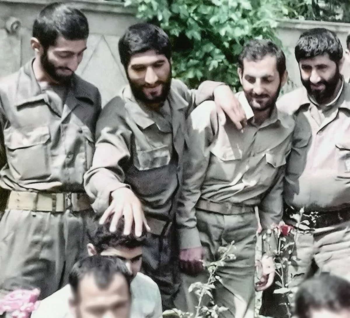 Ziton_99's tweet image. از بزرگیشان همین بس
که دیدن تصویرشان هم
ما را آرام میکند ...