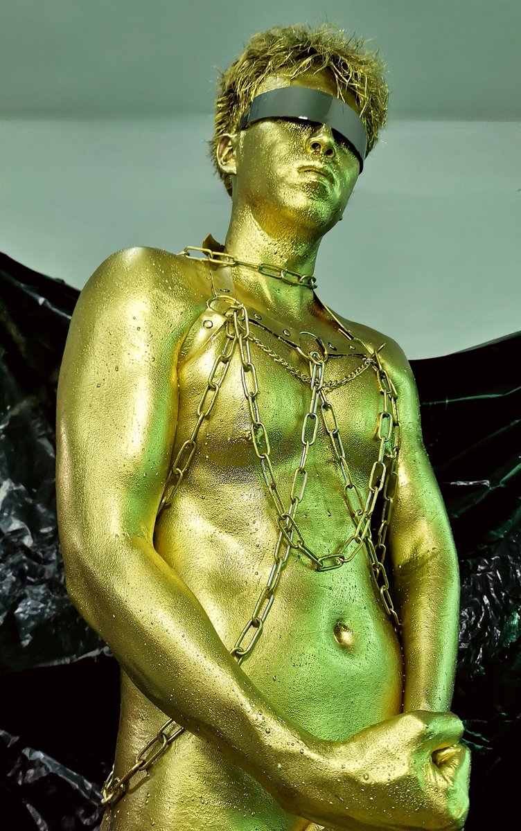 阴阳师：“人间胸器，速临现世！召唤！”
“是谁把我召唤出来！”
阴阳师：“哇，纯金的肌肉奶爸！好大的胸啊……”
情不自禁地伸向金色的胸肌……
🧍：<a href="/silverplay/">涂抹</a>
📷：@jinglu0512