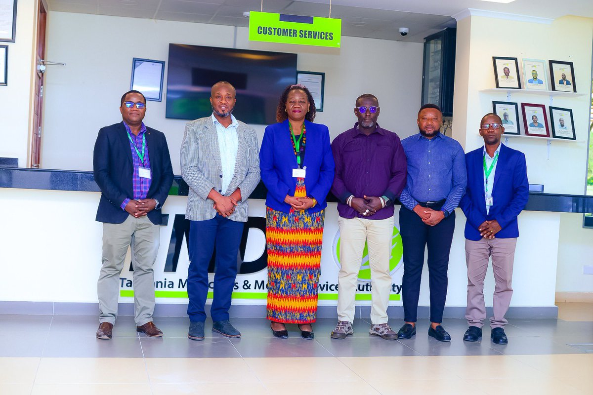 Picha ya pamoja ya viongozi wa TMDA na Maafisa wa TEHAMA kutoka FDA Ghana wakati wa ziara yao ya mafunzo ya mfumo wa taarufa za  kiudhibiti (RIMS) tarehe 28 Mei, 2025, Dodoma.