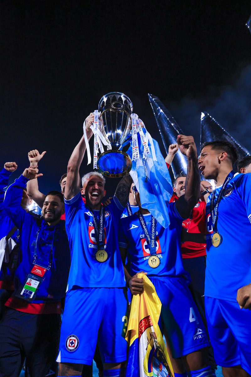 CruzAzul's tweet photo. CAMPEONEEEEEEEES 💙🏆 https://t.co/qEkusBJ5sv