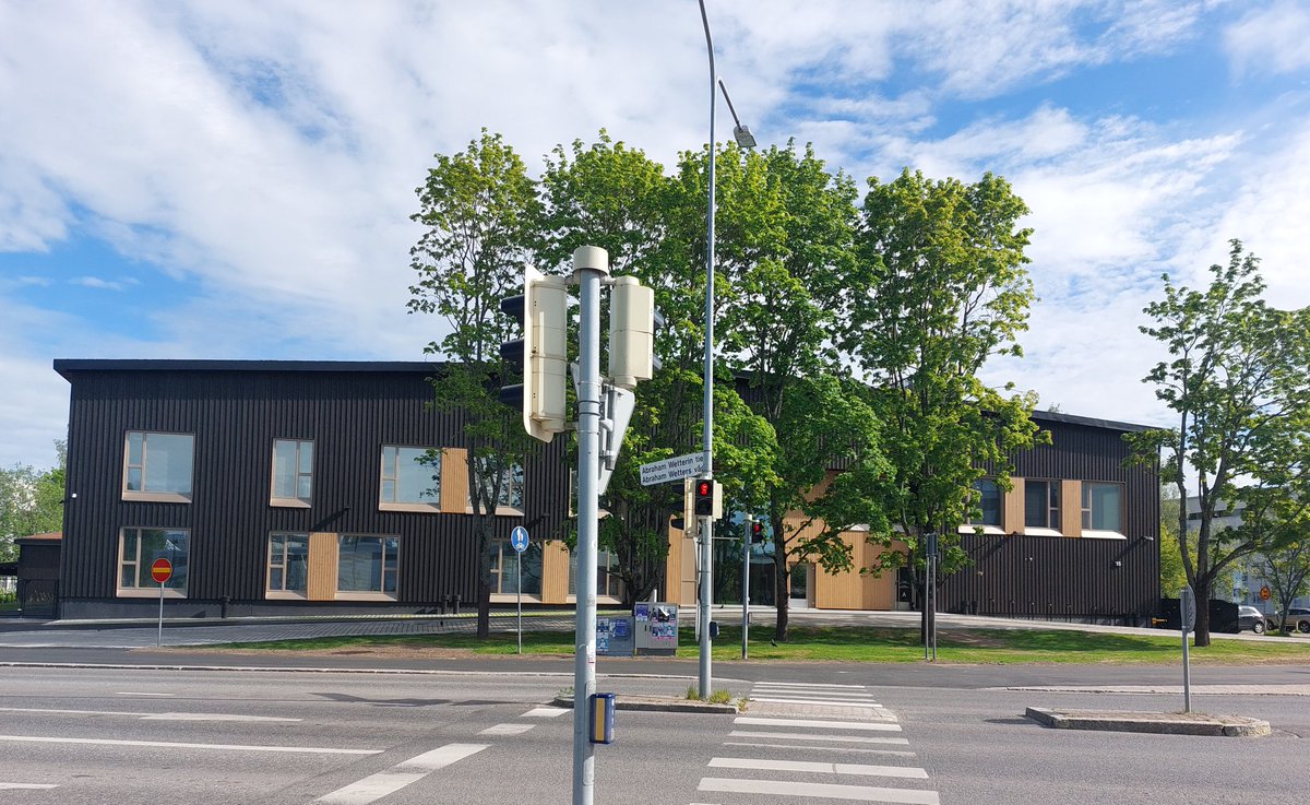 Pyöräillessä näkee paljon, mutta edelleen liian harvoin puurakentamista. Viikonloppuna Kuninkaantammessa yksi puukerrostalon pätkä sekä parkkihallin pinta tiilisten ja betonisten keskellä. Roihuvuoressa uuden päiväkodin julkisivu puusta. 
<a href="/helsinki/">Helsingin kaupunki</a> ryhtiliikkeen paikka??