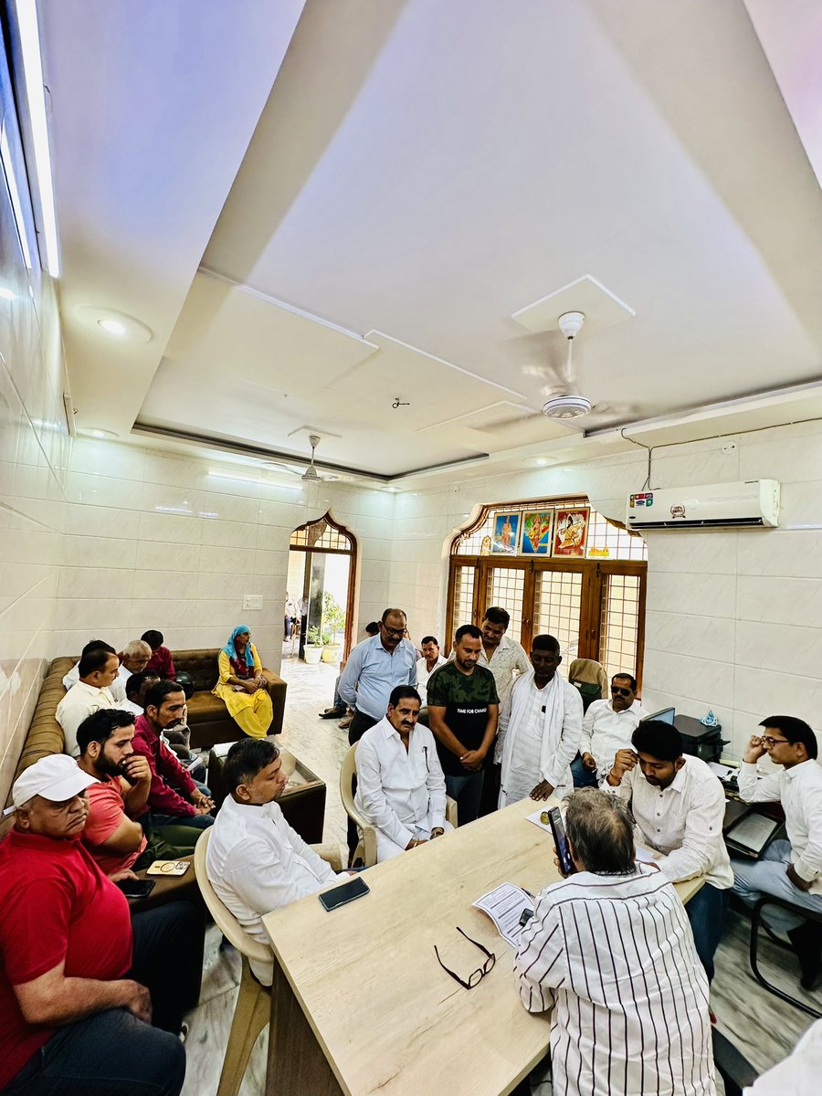जनता का भरोसा, हमारी ताकत है।
जनकल्याण ही हमारा धर्म है।

आज बुलंदशहर स्थित  कार्यालय पर देवतुल्य जनता जनार्दन से आत्मीय संवाद किया एवं उनकी समस्याओं को गंभीरता से सुनकर समाधान हेतु संबंधित अधिकारियों से वार्ता कर समाधान कराया।

#जनता_दर्शन
