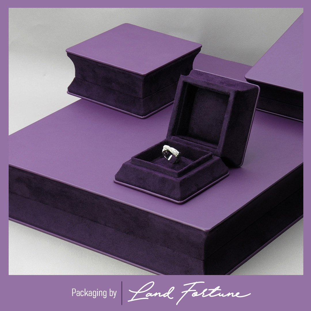 LandFortuneHK's tweet photo. Elevate every precious moment with packaging that speaks of elegance and sophistication. Jewelry boxes, crafted with premium leatherette and suede, are designed to highlight the brilliance of every piece. Let Land Fortune add a touch of luxury to your most treasured gifts. https://t.co/JZiOV2ki2V
