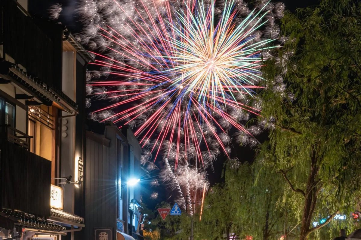 KinosakiOnsen's tweet photo. ／
今年も開催！！！
城崎温泉「夢花火」🎆🎇✨
＼

夏も楽しめる！！城崎温泉！！
期間中の平日は打ち上げ花火をお楽しみいただけます🍀*゜

今年の夏は城崎へ！

【開催期間】2025年7月30日（水）～8月22日（金）の期間のうち平日毎日
※8月12日～15日を除く

 #城崎温泉  #城崎へ行こう https://t.co/lKBD8gqdL7