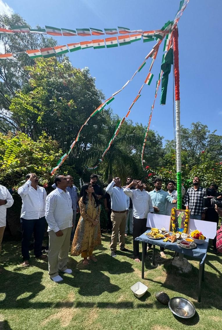 BodanapallyVGR's tweet photo. As part of #TelanganaFormationDay Celebrations, @TSATnetwork CEO @BodanapallyVGR hoisted the National Flag along with @Wehubhyderabad CEO @sitapallacholla , staff of WE-HUB & T-SAT, and paid tribute to the sacrifices of Telangana martyrs. 🇮🇳
#TSAT #WEHUB #TelanganaMartyrs
@revanth_anumula @TelanganaCMO @Bhatti_Mallu @seethakkaMLA @iamkondasurekha @TSATnetwork @Min_SridharBabu @OffDSB @DigitalMediaTG @jupallyk_rao @oratorgreat @kiran_chamala @IPRTelangana @KomatireddyKVR @UttamINC @mpponguleti @Tummala_INC @ayodhya_boreddy @AapannaHastham @INCIndia @Congress4TS @INCTelangana @IYCTelangana @sadiqpress @BRSparty @BJP4India @SatishManneINC @burravenkatesh5 @EduMinOfIndia @TSEduDept @Vemnarenderredy @KondaSurekha @meeseethakka @KondaSurekha @K_RaghuveerINC @VamsiChandReddy @DrMalluRavi1