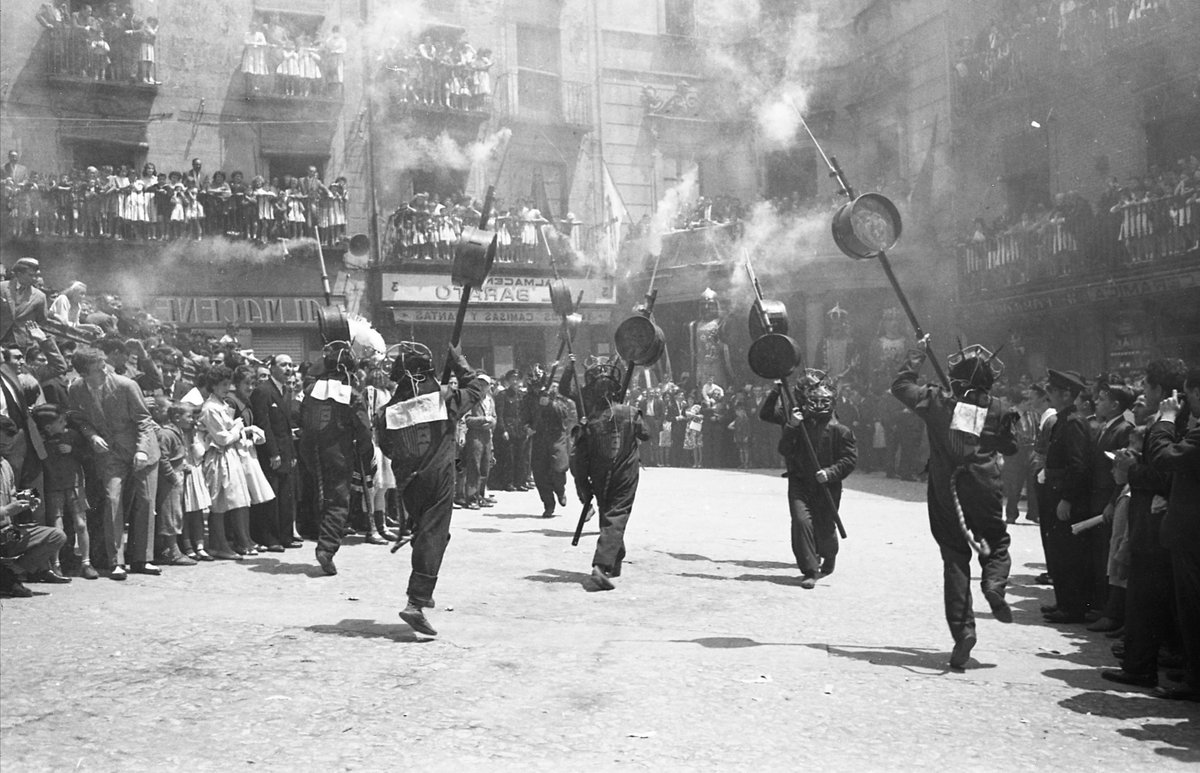 Así captaba la cámara de Europa Press la celebración de la fiesta del Patum en la ciudad de Berga, en la cual los vecinos se visten y representan a varias figuras míticas al son de música y tambores, tal día como hoy en 1959 #EPArchivo ow.ly/1XJl50VZZHa