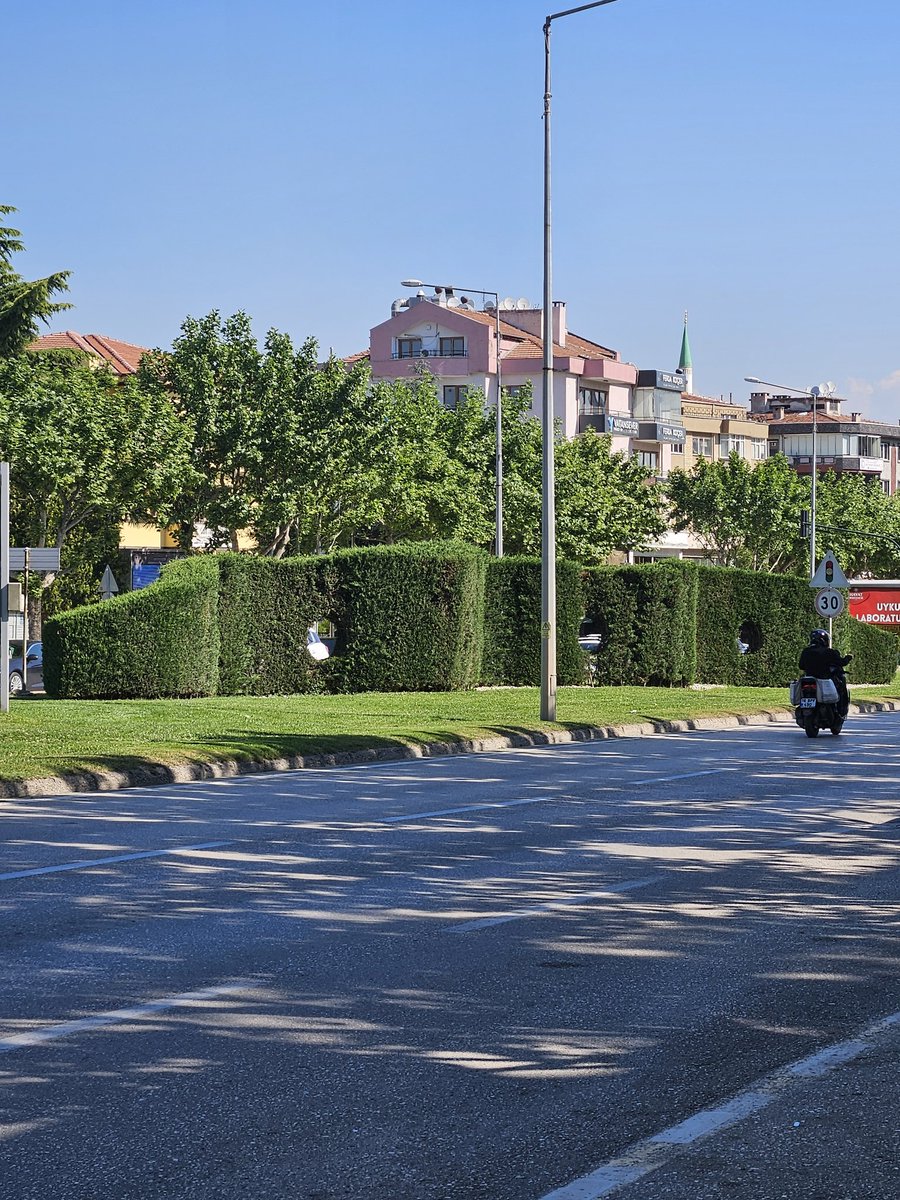 FSM CADDESİNDEKİ BU ANLAMSIZ UCUBE NE ZAMAN KALDIRILACAK?