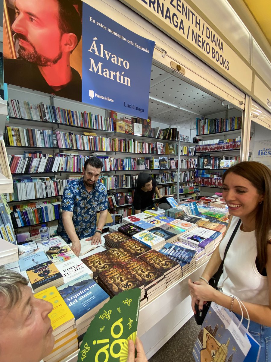 Algunos instantes de la firma de ayer en la Feria del Libro con 🔥El libro del fuego 🔥 

Próxima firma: Enigmas y misterios de Madrid (2a edición) 
Martes 10 
De 18.00 a 20.00
Caseta 144