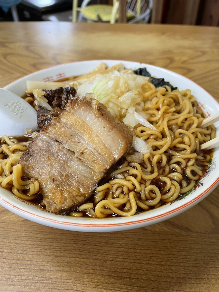 0412hiroshi's tweet photo. 同僚に勧められて竹岡式ラーメンの梅乃屋へ
スープは黒いけど見た目ほど濃くなく、薬味の玉ねぎでさっぱり
普通のラーメンなのにチャーシュー３枚入り、麺もボリューム一杯で大満足でした https://t.co/prwC7rEwGl