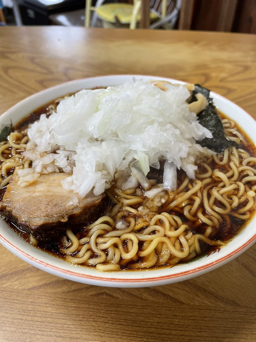 0412hiroshi's tweet photo. 同僚に勧められて竹岡式ラーメンの梅乃屋へ
スープは黒いけど見た目ほど濃くなく、薬味の玉ねぎでさっぱり
普通のラーメンなのにチャーシュー３枚入り、麺もボリューム一杯で大満足でした https://t.co/prwC7rEwGl