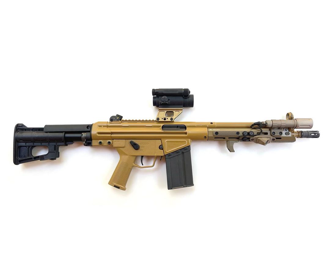 Actualización de un HK G3K🤌🏼🤌🏼

-🎯Aimpoint Comp M4
- Montura Unity FAST
- Guardamanos Dakota Tactical D31K
-🔦Modlite PHLv2 con adaptador a MLOK de Arisaka y pulsador Unity AXON SL
- Hand Stop de Arisaka Defense
- Culata Spuhr

Demasiada altura de miras para mi gusto.