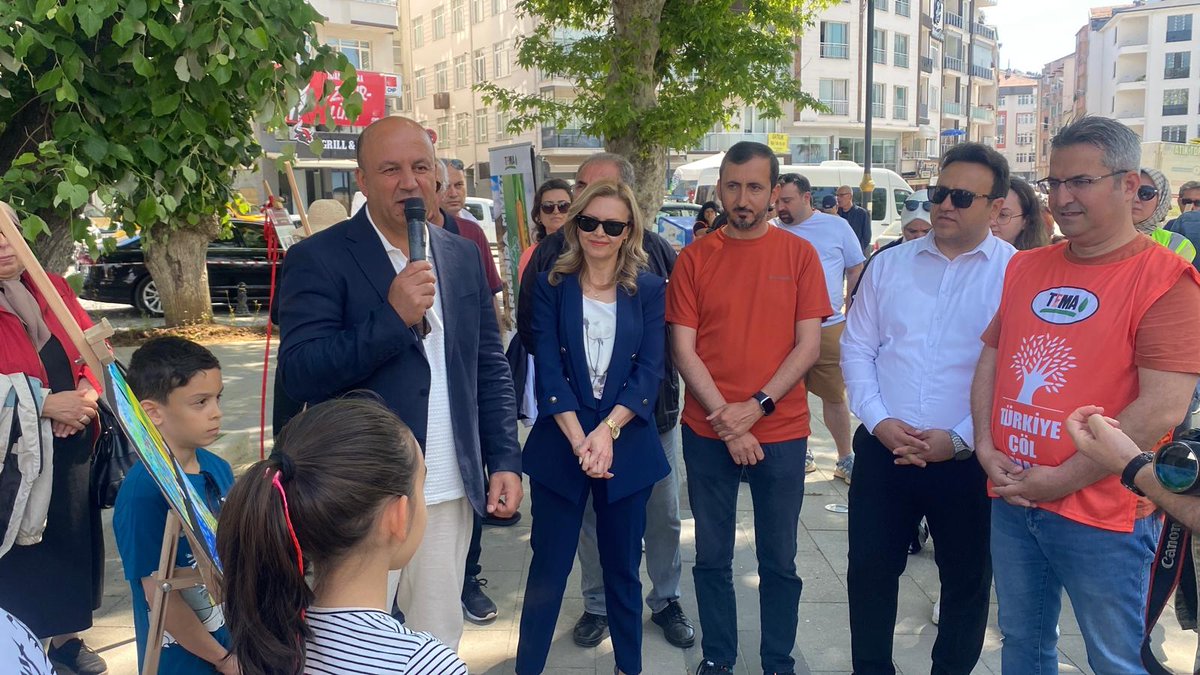 Sinop TEMA Vakfı ve Sinop Belediyesi'nin gerçekleştirdiği Çevre Günü etkinlikleri kapsamına; okulumuz öğretmenlerinden Nilay Okuyucu liderliğinde 2/D sınıfı öğrencilerinin geri dönüşümle ürettikleri kâğıtlara yaptıkları resimlerin sergisi yer aldı.