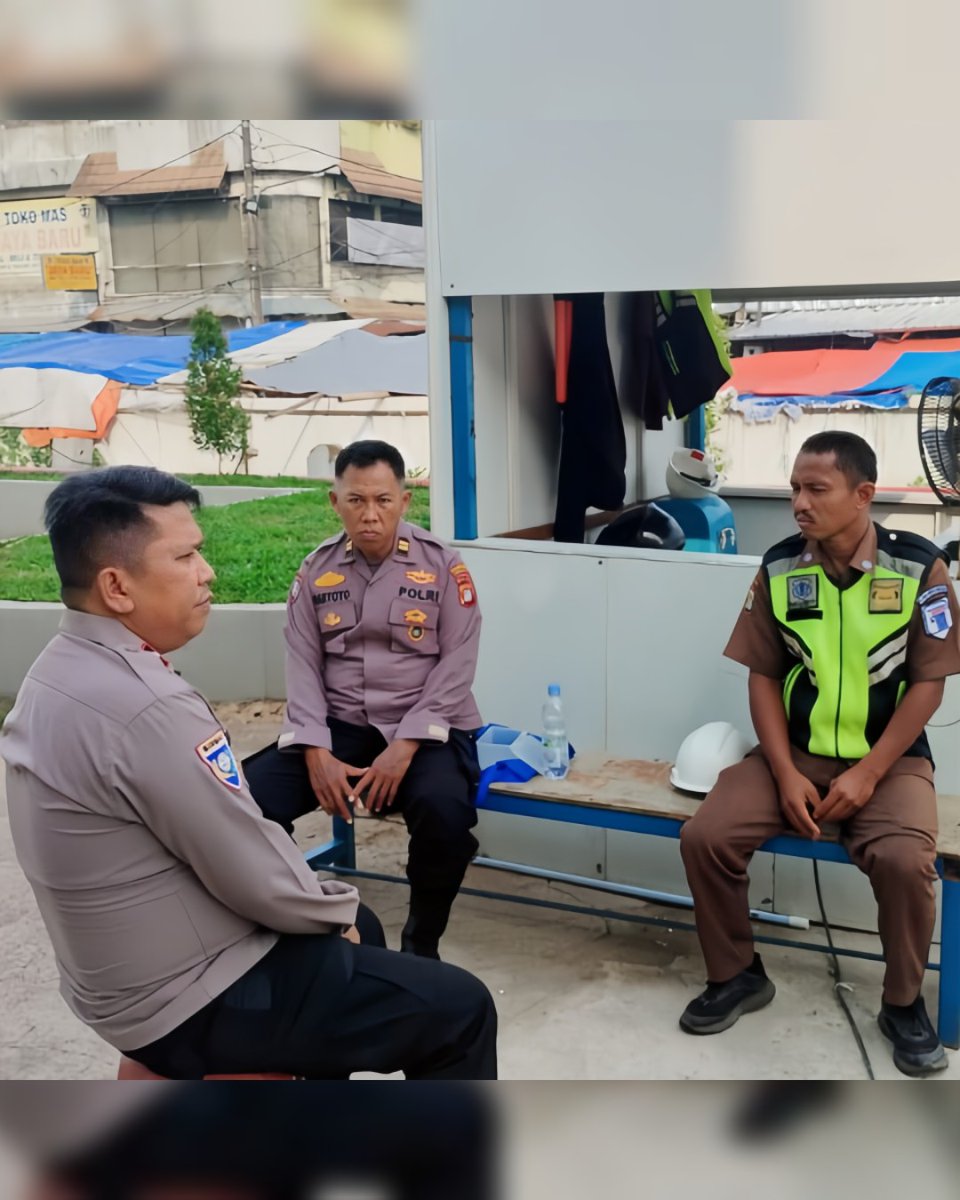 TangerangPolsek's tweet photo. IPTU Hartoyo, Panit Binmas Polsek Tangerang, melaksanakan sambang dialogis dengan satpam Pasar Anyar untuk membahas pengamanan sosialisasi pemindahan pedagang ke gedung baru. Kegiatan ini sebagai upaya menjaga keamanan dan kelancaran proses relokasi.
#PolsekTangerang #Binmas https://t.co/qakvTK9QDA