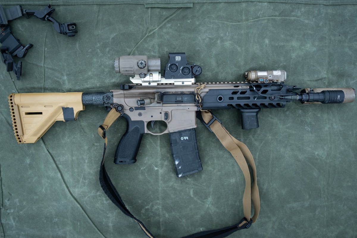 Elegante.

🚩SIG MCX de 11" con:
-🎯EOTech XPS3
-🔍Magnificador EOTech G33
- Ambos sobre rail Wilcox
- Laser L3 NGAL
-🔦Modlite PLH
- Culata HK
- Supresor Surefire

Fijaos en la linterna adelantada con un rail Arisaka para que el supresor no haga tanta sombra al chorro de luz.