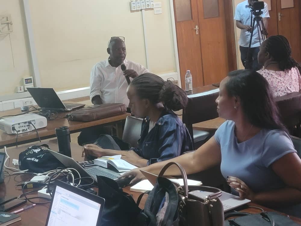 MakDGT's tweet photo. PhD crosscutting training course ART 9102 Philosophy Of Methods underway in the New Library building room 24/7. Prof. #Rukooko & Dr. @SpireJim taking the participants through the introduction. Prof. @kikooma @MakDGT @lutaaya https://t.co/nq4GFag3pW