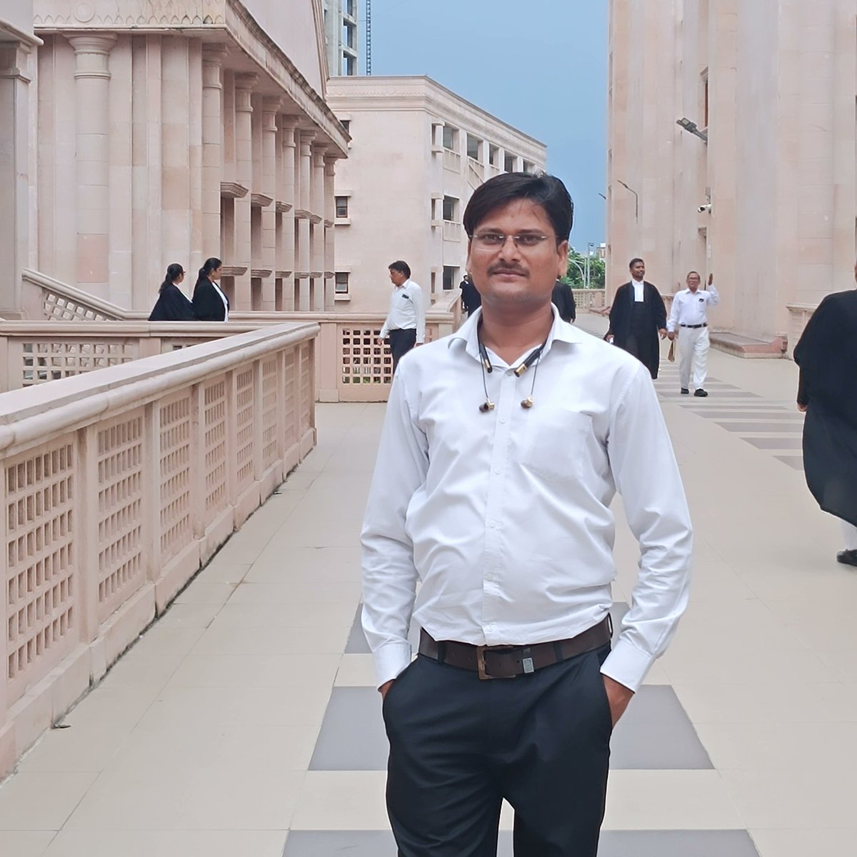 BajpaiHarishyam's tweet photo. जिंदगी में एक सोच बेमिसाल रखो, 
हालात चाहे जैसे भी हों चेहरे पर मुस्कान रखो... https://t.co/5g0MChlW7E
