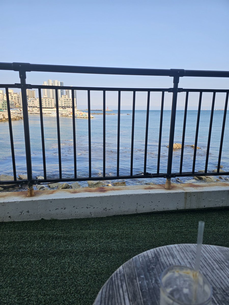 휴일에 느즈막히 나가서 휘적휘적 바람함 쐬주고 바다멍때리면 참 좋다.
응댕이 고관절 다쳐갖고 빡시지만 좀 살만해 짐.