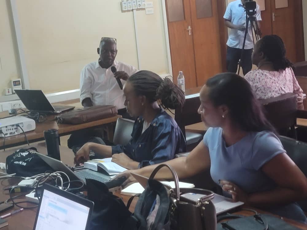 MakDGT's tweet photo. "Philosophy refers to a system of ideas." #Rukooko.
"Philosophy is thinking about thinking. " #Rukooko
PhD crosscutting training course is on going at the new Library building, room 24/7. Phad Students are in attendance. @kikooma @MakerereCHUSS @SpireJim @makDgt https://t.co/mcxjRB8Csi