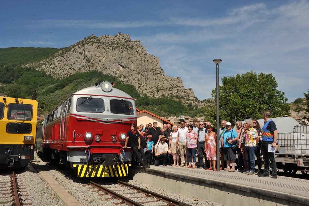 Ayer, se puso en marcha, por parte del Chemins de fer de Provence (Francia) la restaurada locomotora Henschel BB 1404, que antiguamente había circulado en España con Feve, para remolcar un tren de viajeros entre Puget-Théniers y Entrevaux, y 
el Train des Pignes.