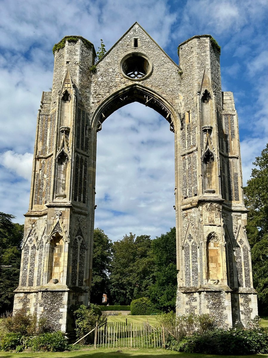 The remains of the 14th century east window of the priory church at Walsingham Priory in North Norfolk. The Augustinian priory was founded in around 1153, and dissolved in 1534. #MedievalMonday #Walsingham #Norfolk