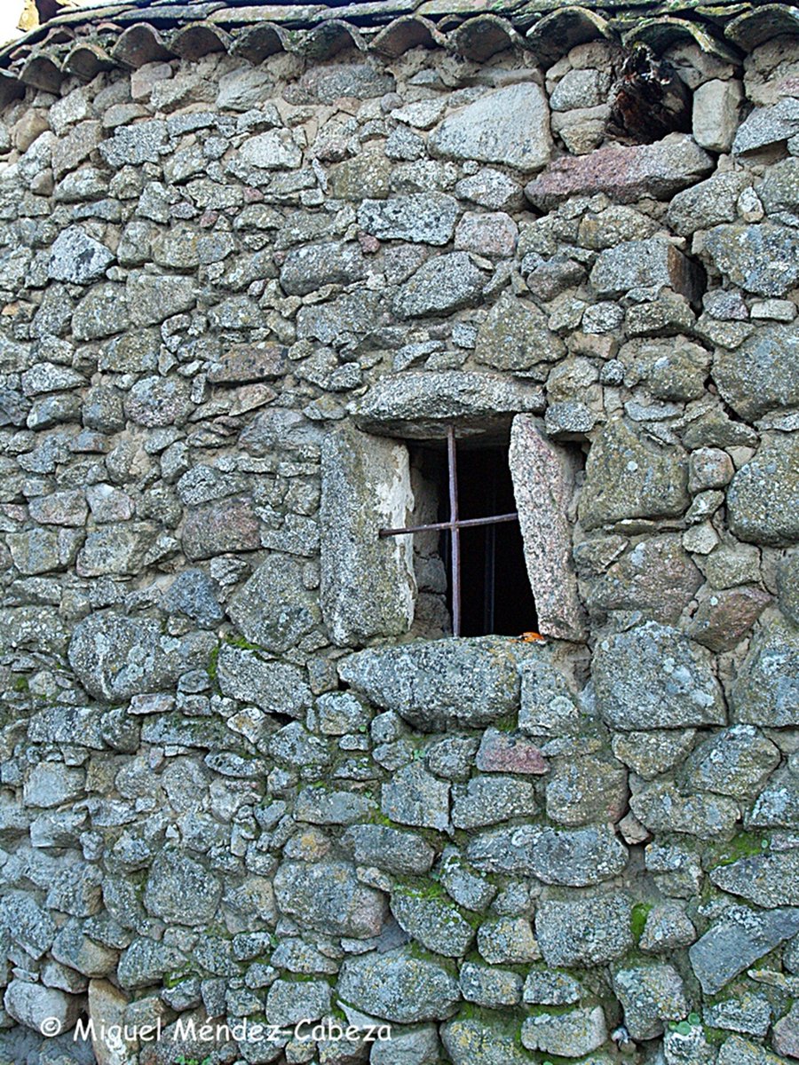 talaveranator's tweet photo. LOS MATERIALES EN LA ARQUITECTURA POPULAR SEGÚN LAS RELACIONES DE FELIPE II
1.Chozos de Navalcán  techados con escoba
2.Muro de cantos rodados de cuarcita con ripio de fragmentos de teja 
3.Muros de mampostería granítica en Sotillo 
4.Muros  se revocados con cal y arena https://t.co/12idLf3FGr