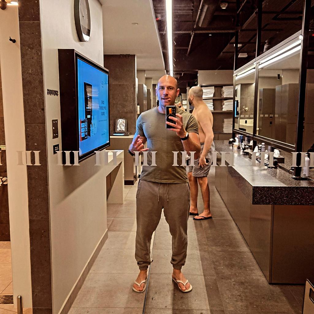 WackyChainer's tweet image. Saturday 9 A.M. on way to very first Hyrox 90 class, and thanks to #TFL , always ready to keep us on our toes w/ Jubilee Line not opening until 11am, I had a choice to make: 🚂

A. Go back home enjoy the sun or maybe rent one of those lovely GoBoats on the picture 😎 
OR
B. Find…