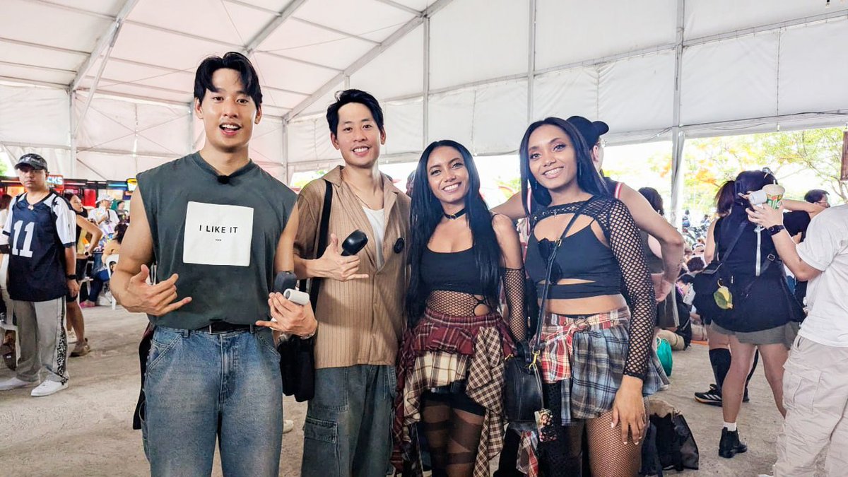 SolLunaTv's tweet photo. Kambal x2 
It was nice meeting you guys @thesiutwinz 
Let's keep supporting SB19

BLUE OCEAN FOR MAHALIMA
THE WORLD IS YOURS SB19
@SB19Official #SB19
#SaWWorldTourPH https://t.co/3HYq3kX2re