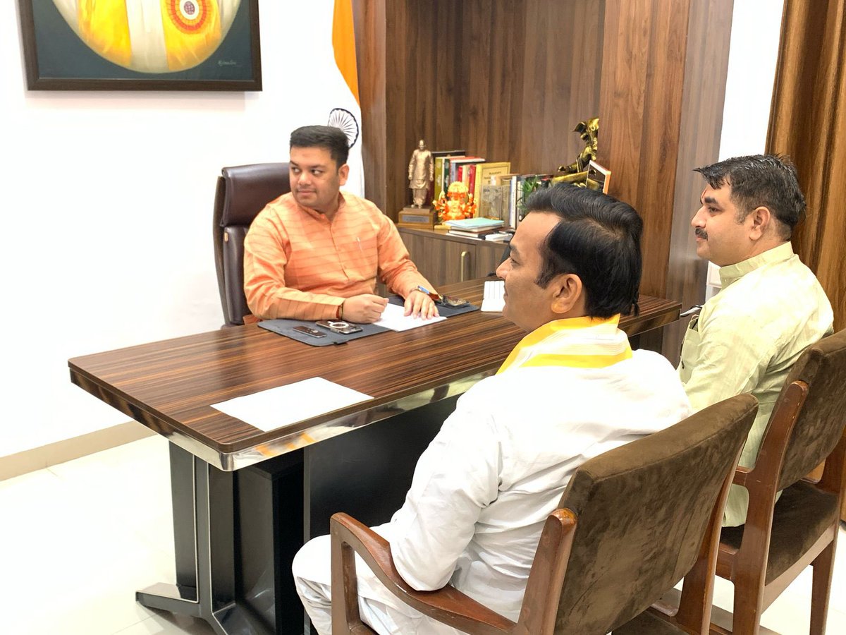 २ मॉल एवेन्यू , लखनऊ 

माननीय बेसिक शिक्षा राज्यमंत्री (स्वतंत्र प्रभार) अपने मित्र श्री संदीप सिंह जी से शिष्टाचार भेंट-वार्ता किया । <a href="/thisissanjubjp/">Sandeep Singh</a>