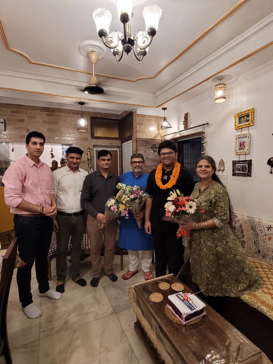 VmcLearning's tweet photo. 🎉 JEE Advanced Result Celebration Unfolds! 🎉
🎂 A joyful cake-cutting ceremony marked the glorious AIR 5 feat of Ujjwal Kesari in JEE Advanced 2025! 🏆✨
.
#VMC #VidyamandirClasses #AIR5 #JEEAdvanced2025 #UjjwalKesari #VMCStarPerformer #TopRanker #VMCPride https://t.co/ynnk4nZOmO