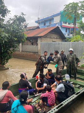 No Fans of #IndianArmy will pass without liking this post .❣️ 
The Indian Army and Assam Rifles continue to work in close coordination with civil authorities, ensuring timely assistance and continued support to the affected communities. 
Jai Hind 🇮🇳
 #ManipurFlood 
#IDY2025