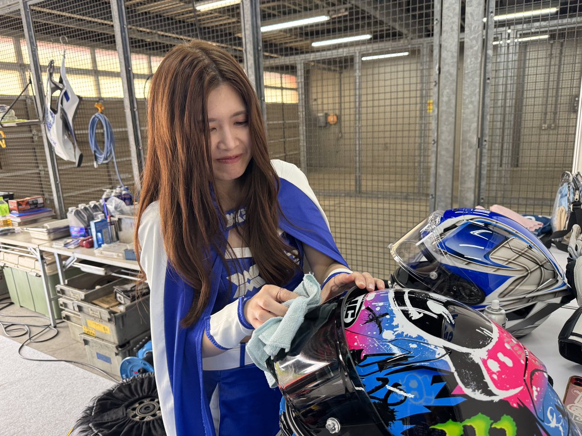 ruu_mep's tweet photo. 5/30〜6/1はもてぎ耐久レースで栃木県のモビリティリゾートもてぎに！🐿
レーサーのみなさんが安全に走れるようにヘルメットを磨いております✨

#レースアンバサダー #レースクイーン　#withme #withmeracing #もて耐 https://t.co/6dXLbExuua