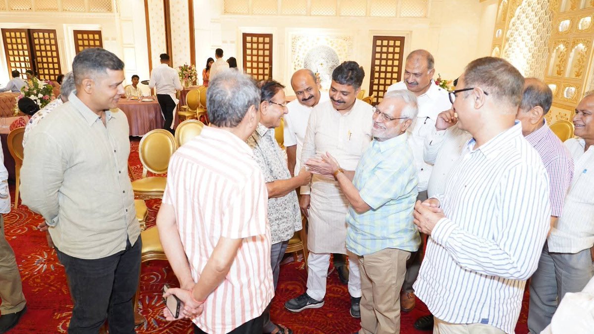 वरिष्ठ कांग्रेस नेता, कोटा उत्तर के विधायक श्री शांति धारीवाल जी के पौत्र के सगाई समारोह में l

@ShantiKumarDhariwal