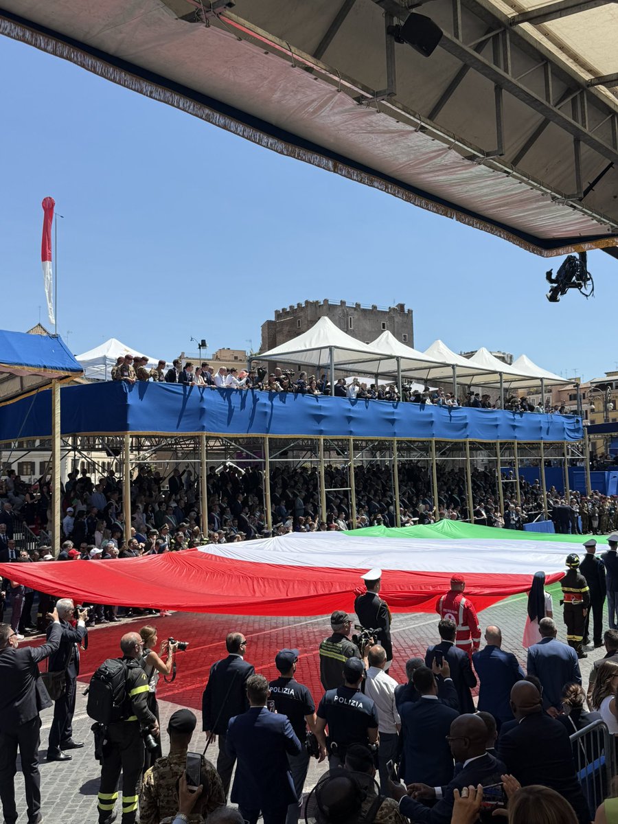 Splendida giornata di celebrazione del 79° anniversario del referendum che segnò la nascita della Repubblica Italiana. 

Auguri per la Festa della Reppublica 🇮🇹
