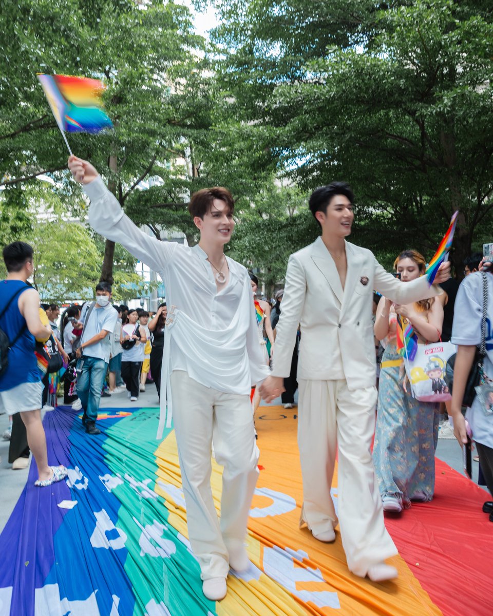 Love has finally won. After everything we’ve fought for, thank you for all the love. From now on, nothing can stand in the way of equality. Be proud of who you are and what you have. Go out there and live your life! 

LOVE WIN🏳️‍🌈😘

#MosBank