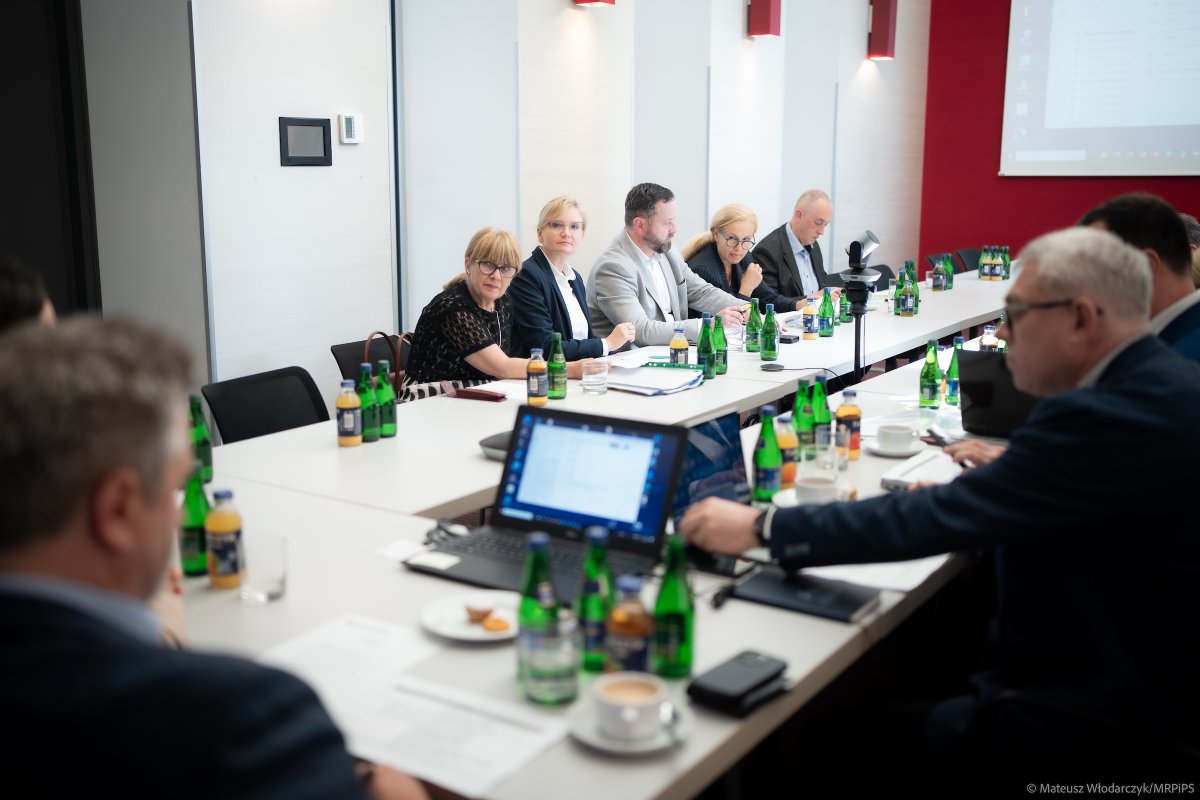 Ministerstwo Rodziny, Pracy i Polityki Społecznej (@mrpips_gov__pl) on Twitter photo 📸 Wiceministra <a href="/nowakowska_ka/">Katarzyna Nowakowska</a> otworzyła posiedzenie #RadaPomocySpołecznej w #MRPiPS.
ℹ️ Główne tematy spotkania:
✅ Nowelizacja ustaw: o pomocy społecznej, o wspieraniu rodziny i systemie pieczy zastępczej oraz o realizowaniu usług społecznych przez centrum usług społecznych.
✅ 📸 Wiceministra <a href="/nowakowska_ka/">Katarzyna Nowakowska</a> otworzyła posiedzenie #RadaPomocySpołecznej w #MRPiPS.
ℹ️ Główne tematy spotkania:
✅ Nowelizacja ustaw: o pomocy społecznej, o wspieraniu rodziny i systemie pieczy zastępczej oraz o realizowaniu usług społecznych przez centrum usług społecznych.
✅