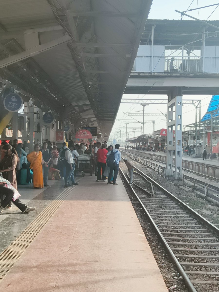 sumantsuman88's tweet photo. @RailwaySeva @RailMinIndia @myogioffice kaafi dino baad india wapas aaya to socha ki kaafi kuchh badla hoga, lekin kuchh nahi sab paper pe, ye varansi junction hai, ek to train late hai ,upar se  coach display board bhi nahi hai, kaise pata chalega coach position? https://t.co/NlLutdx4Ip
