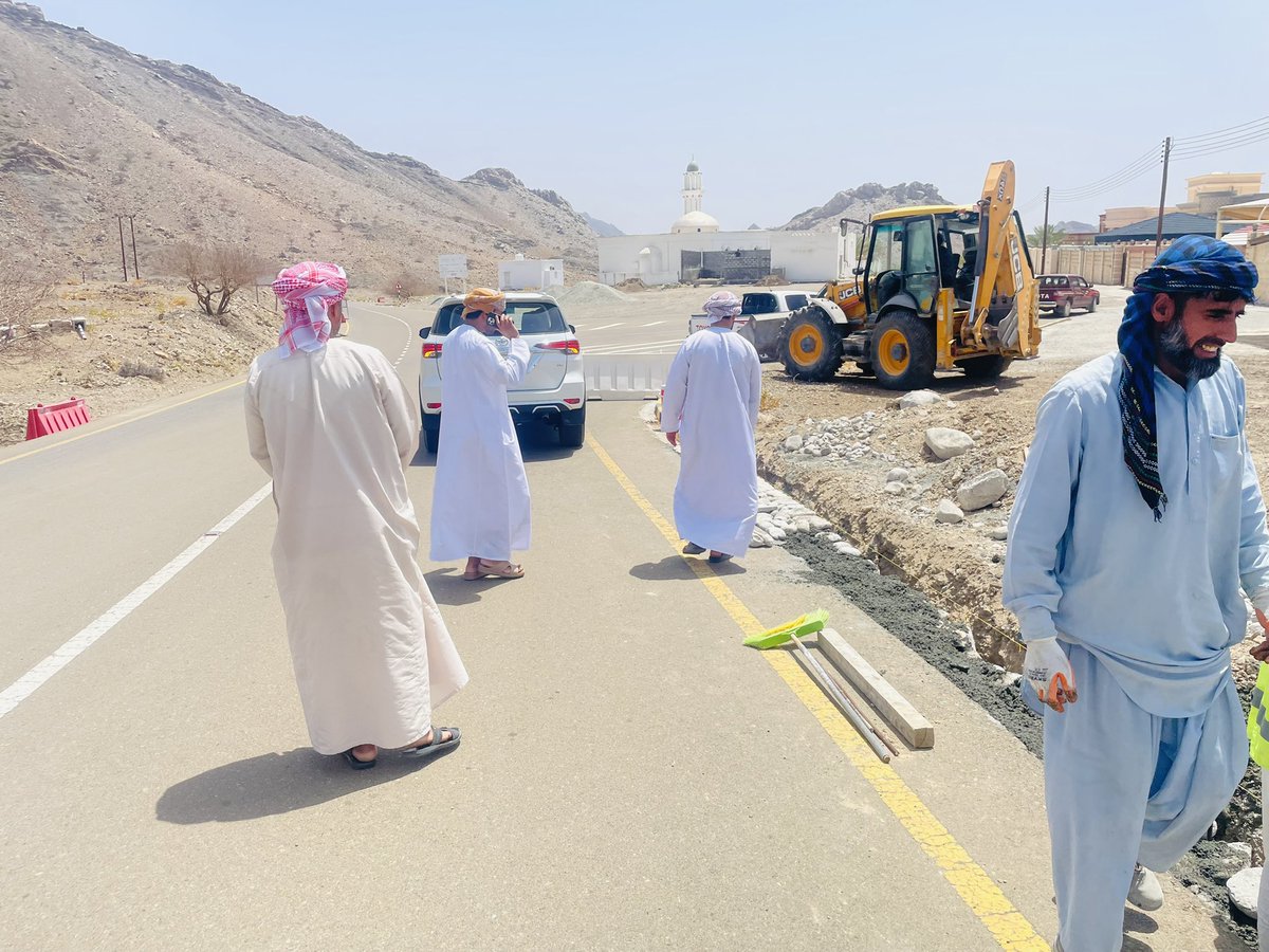 في إطار الحرص على متابعة سير المشاريع والعمل على تلبية احتياجات المواطنين 
قام المهندس #مدير_دائرة_الطرق_بمحافظة_الظاهرة 
بزيارة ميدانية لعدد من المواقع التي تشرف عليها الدائرة : شملت الزيارة كلًا من 
بلدة نجيد، ومسكن، وعقبة الشحيسي، والحيال، ووادي مدلي.
هدفت الزيارة إلى متابعة