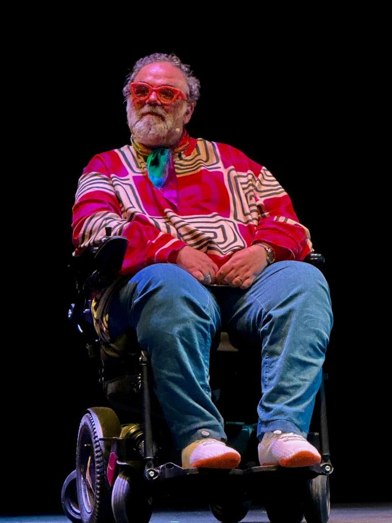Reciben a su público en el escenario, sin telón, y a partir de ahí, empieza la obra. Momentos divertidos, momentos dramáticos, ironía y saber estar. Es como la vida misma con Bob Pop
